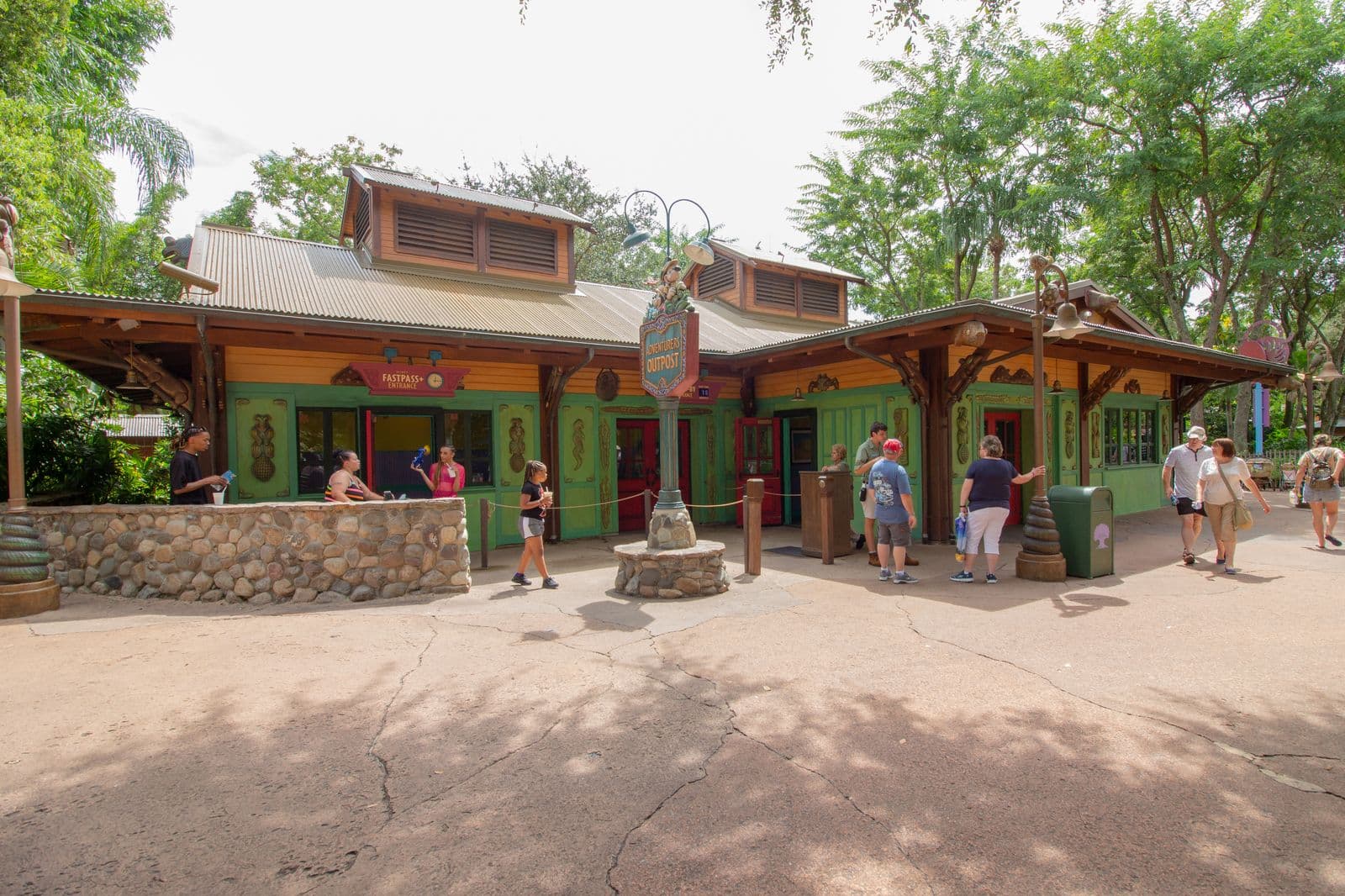 Adventurers Outpost – Meet Mickey and Minnie